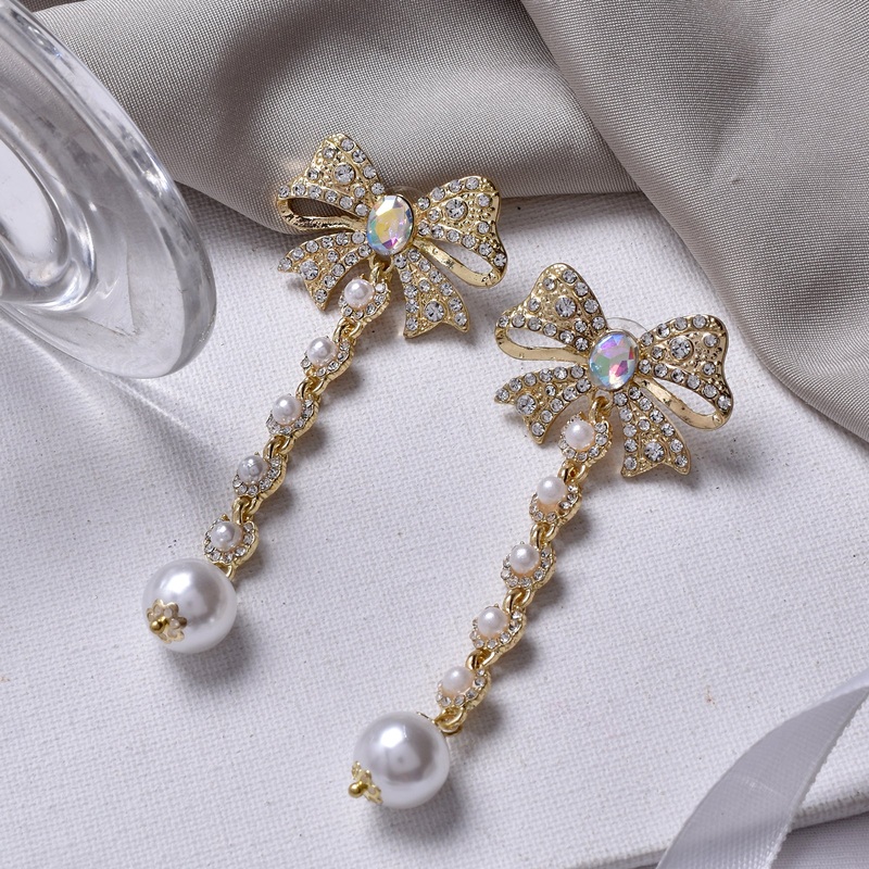 Pearly Present Gold Earring