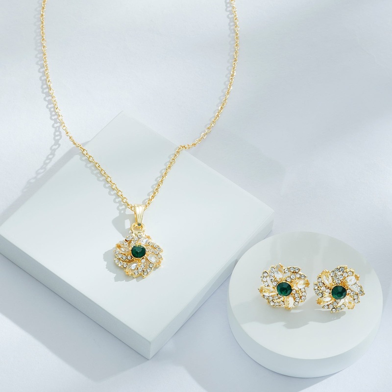 Solene Gold and Emerald Necklace Set