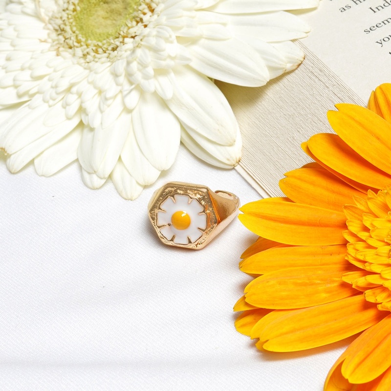 Dainty Daisy Signet Ring